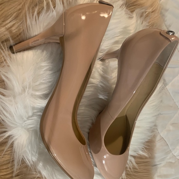 MICHAEL KORS TAN PATENT LEATHER ROUND TOE HEEL. - Picture 4 of 5